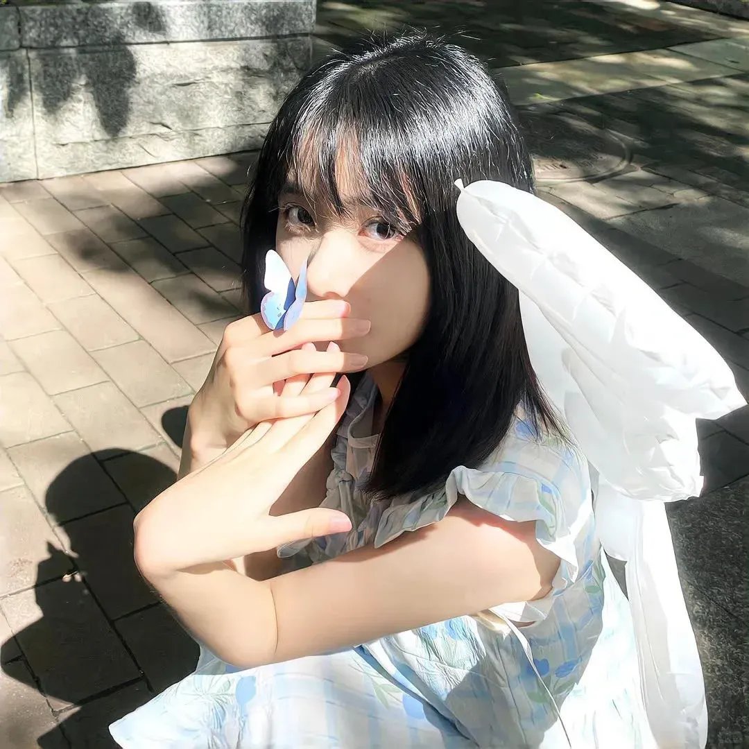 穿一只红鞋的男人